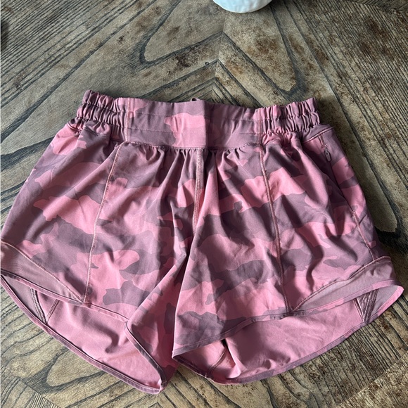 Lululemon Hotty hot low/rise short 4” - Picture 3 of 4